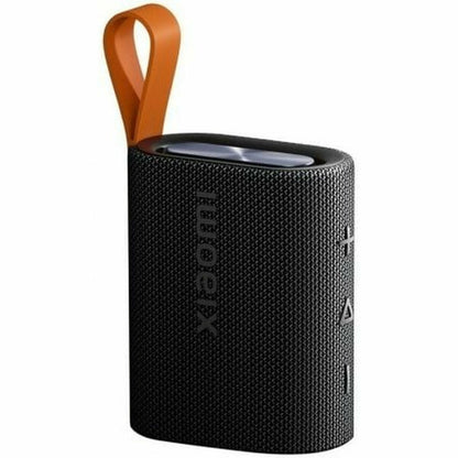 Xiaomi Bluetooth luidspreker Draagbaar Zwart met oranje handvat, zijaanzicht.