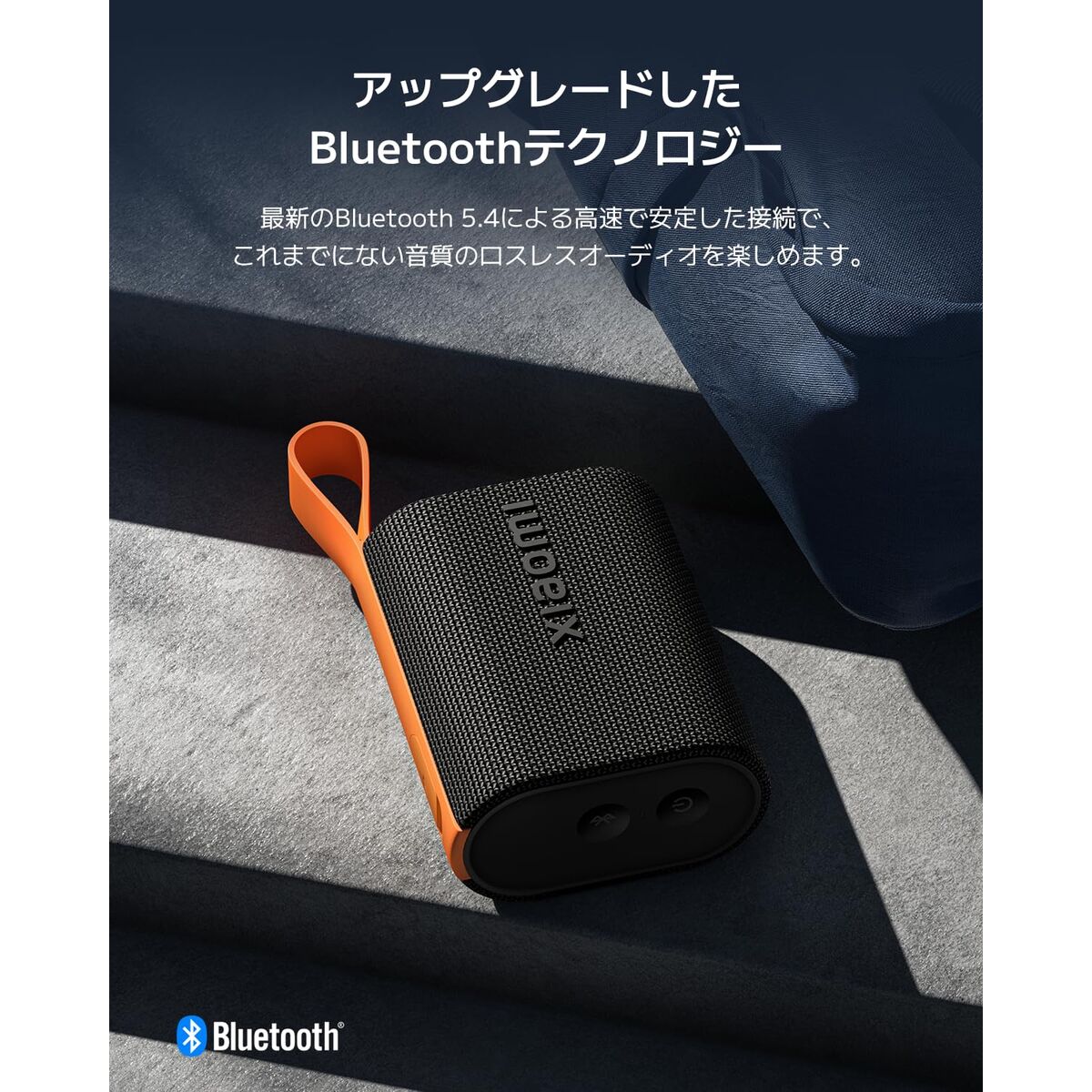 Zijaanzicht van de roze Xiaomi SOUND POCKET Bluetooth-luidspreker met oranje handvat.