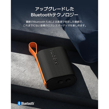 Zijaanzicht van de roze Xiaomi SOUND POCKET Bluetooth-luidspreker met oranje handvat.
