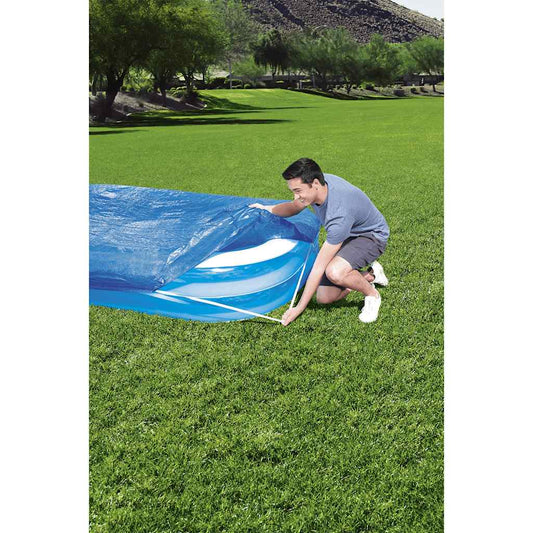 Bestway Flowclear zwembadhoes in gebruik, waterafstotend en scheurbestendig, bevestigd met rubberen banden.
