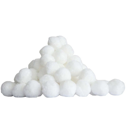 Witte Bestway Flowclear Polysphere filterballen in een stapel, detailweergave.