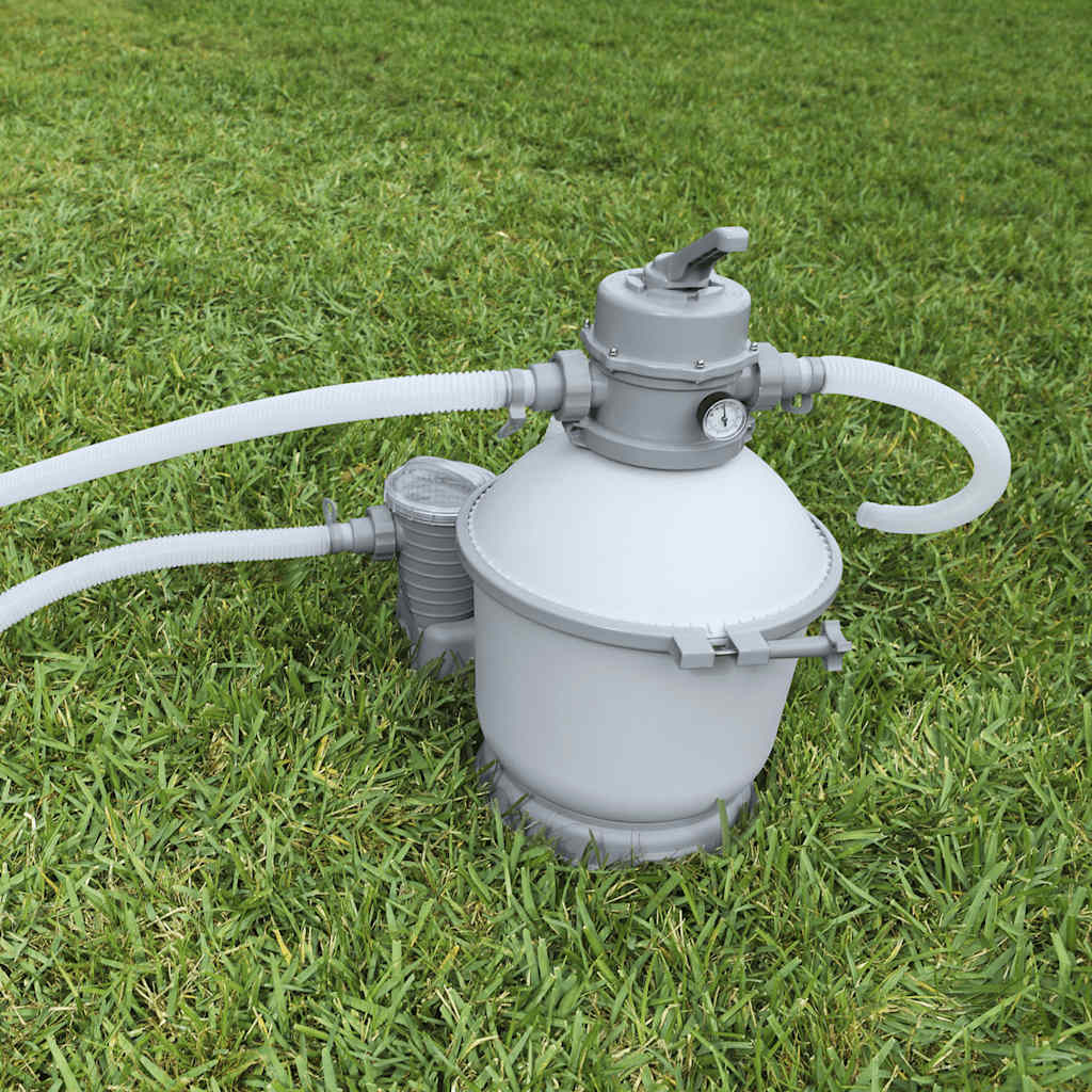 Detail van de Bestway Flowclear filterpomp met slangen op grasveld.