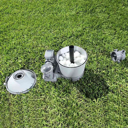 Detail van de Bestway Flowclear Polysphere filterballen in een filterinstallatie op gras.