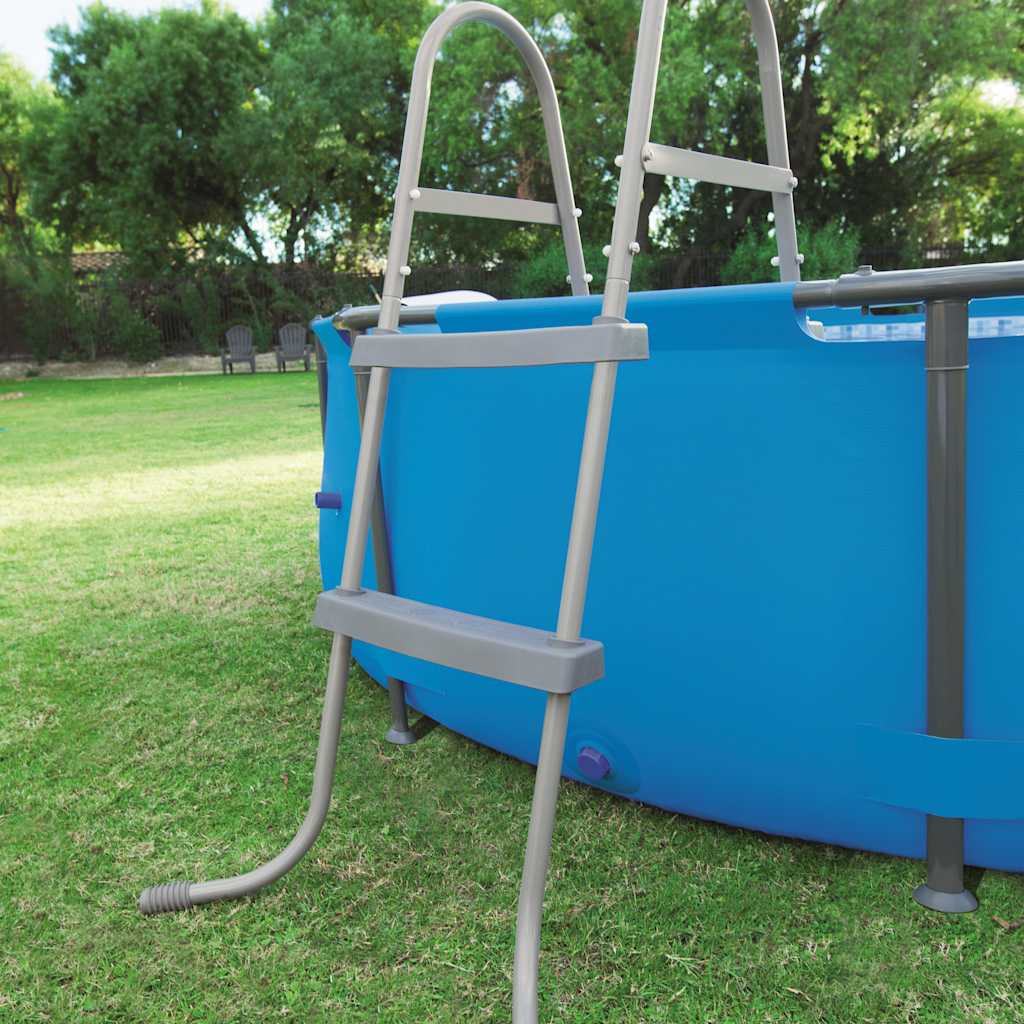Detail van de Bestway zwembadladder met 2 treden, roestvrijstalen frame en anti-slip treden.