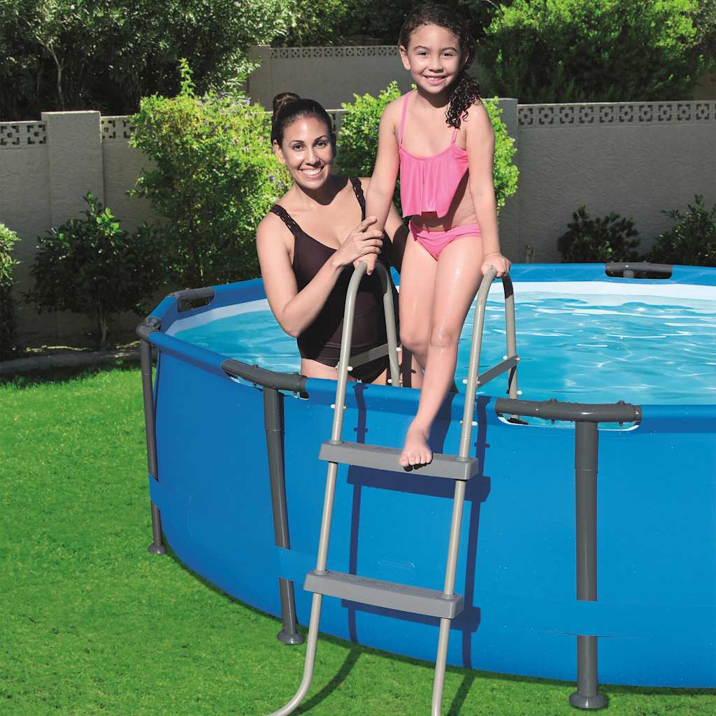 Detail van de Bestway zwembadladder met twee treden, gebruikt door een kind en volwassene.
