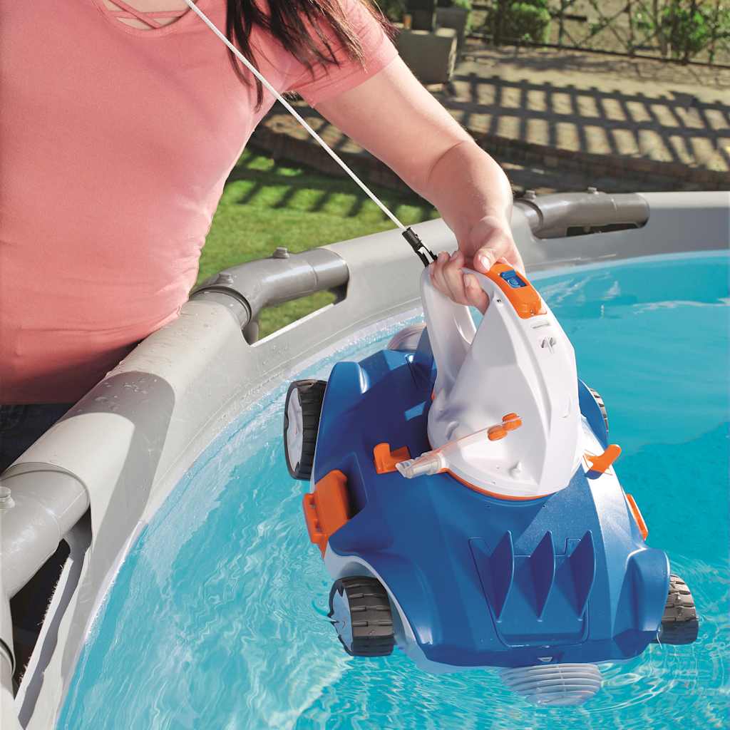Detailfoto van de Bestway Flowclear Aquatronix zwembadreinigingsrobot in gebruik boven een zwembad.