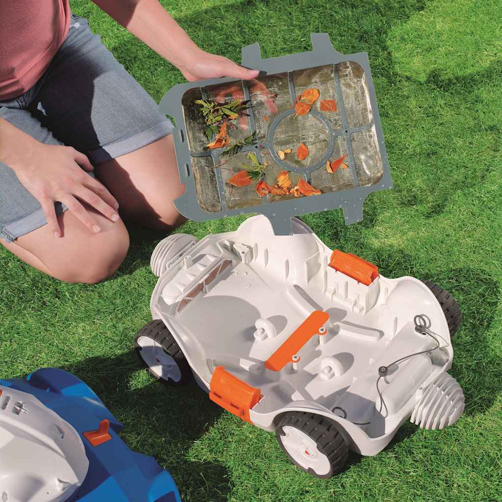 Detail van de vuilopslag van de Bestway Flowclear Aquatronix, gevuld met bladeren en vuil.