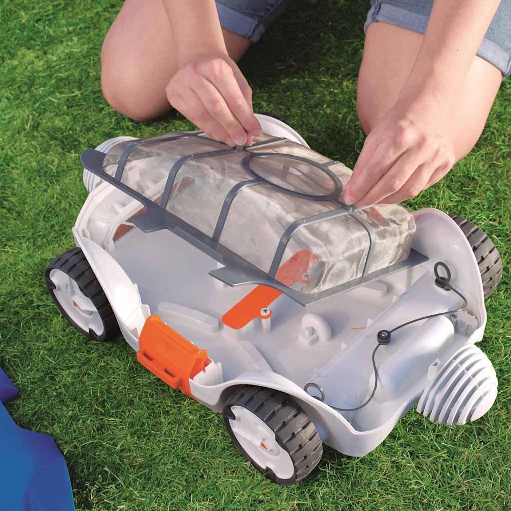 Detail van de vuilopslag van de Bestway Flowclear Aquatronix zwembadrobot met een hand die het deksel opent.
