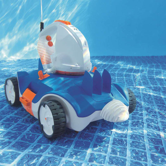 Draadloze Bestway Flowclear Aquatronix zwembadreinigingsrobot in blauw, op de bodem van een zwembad.