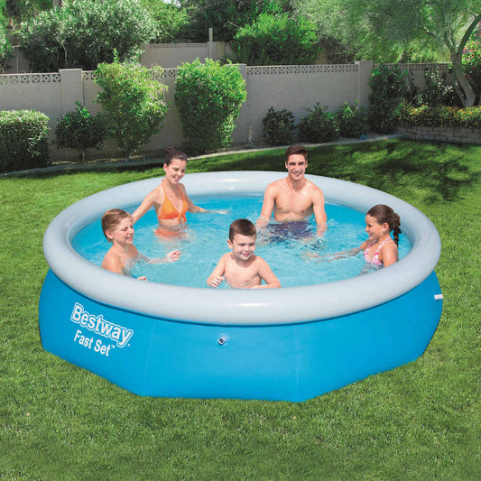 Bestway Fast Set opblaasbaar zwembad van 305x76 cm met spelende kinderen in de tuin.