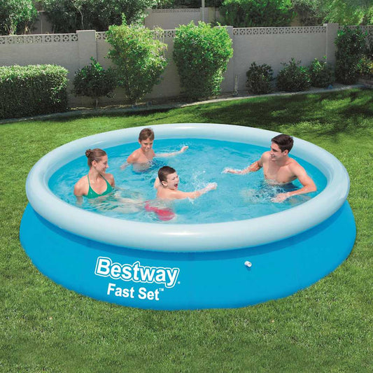 Rond Bestway Fast Set zwembad van 366x76 cm, gevuld met water en gebruikt door vier personen in de tuin.