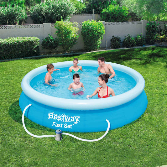 Bestway Fast Set zwembad van 366x76 cm met mensen die erin spelen.