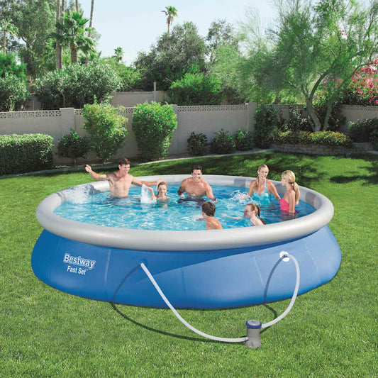 Bestway Fast Set zwembad van 457x84 cm met blije mensen in een tuin.