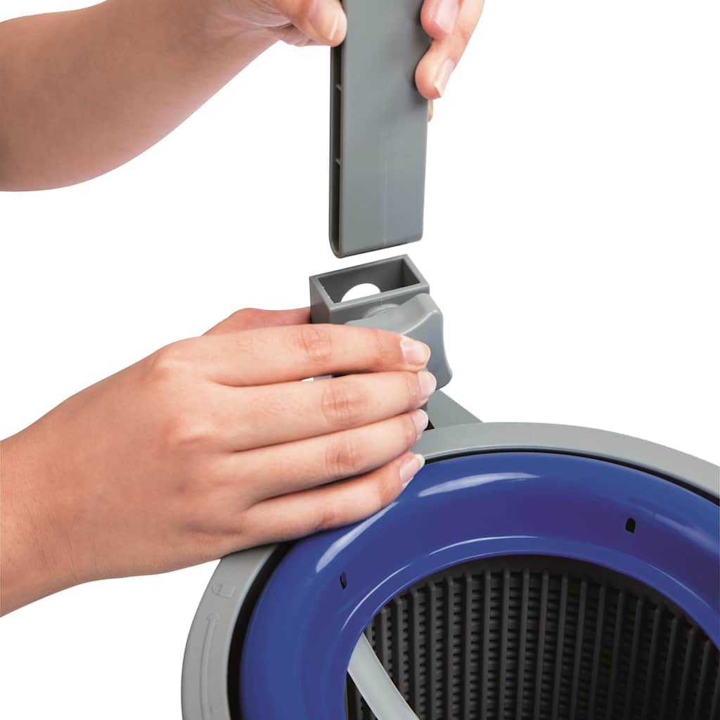 Detail van de Bestway Flowclear deluxe onderhoudsset, met hand die een filter bevestigt.