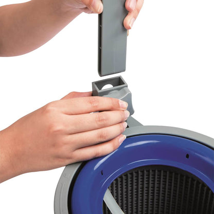 Detail van de Bestway Flowclear deluxe onderhoudsset, met hand die een filter bevestigt.