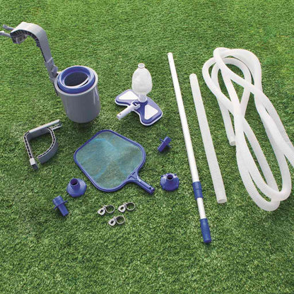 Detail van de Bestway Flowclear deluxe zwembad onderhoudsset met accessoires op gras.
