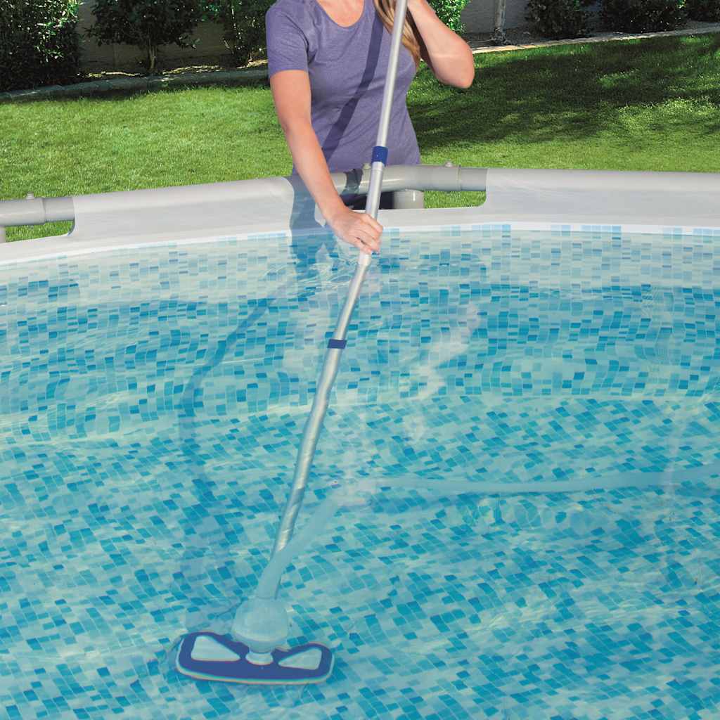 Detail van de Bestway Flowclear deluxe zwembad onderhoudsset in gebruik, met verstelbare steel.