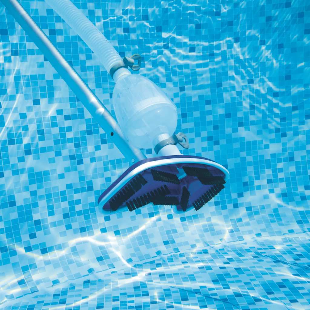 Detail van de Bestway Flowclear deluxe zwembadonderhoudsset met borstel onder water.