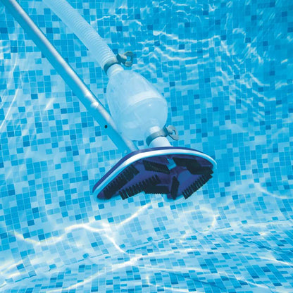 Detail van de Bestway Flowclear deluxe zwembadonderhoudsset met borstel onder water.