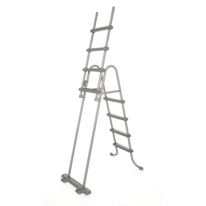Detail van de roestbestendige Bestway zwembadladder met vier treden en inklapbare functie.