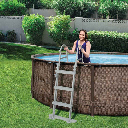 Detail van de Bestway zwembadladder met vier treden, roestbestendig en anti-slip treden.