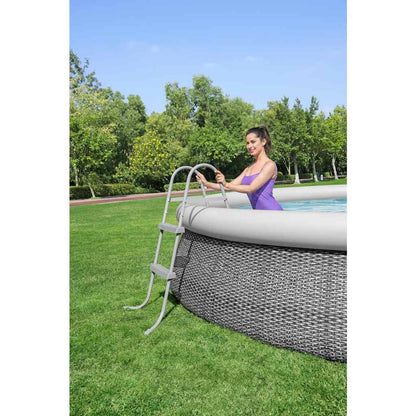 Zijaanzicht van de Bestway Flowclear zwembadladder met anti-slip treden bij een bovengronds zwembad.