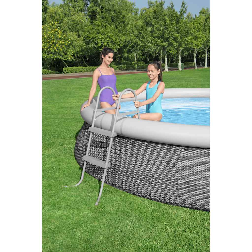 Detail van de Bestway Flowclear zwembadladder met twee treden, gebruikt door twee meisjes.