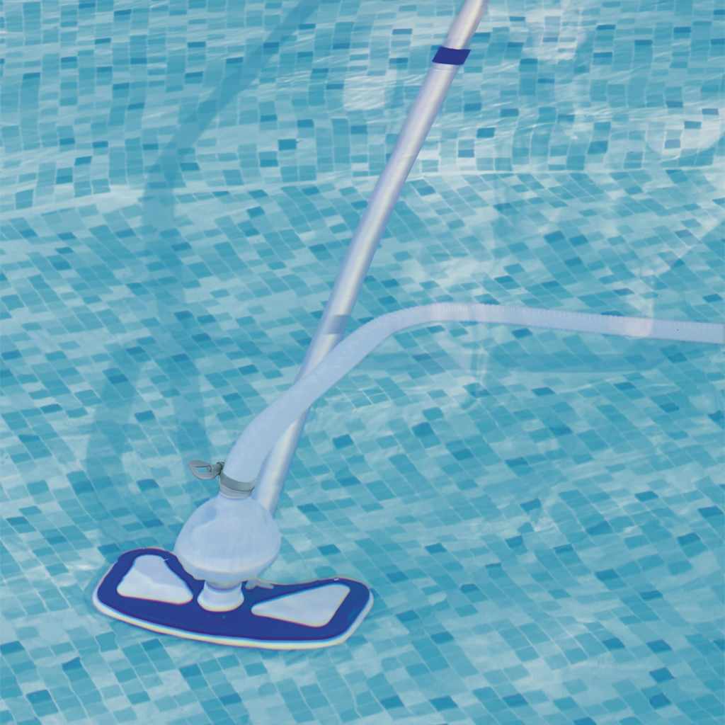 Detail van de Bestway Flowclear AquaClean zwembadreinigingsset in het water.