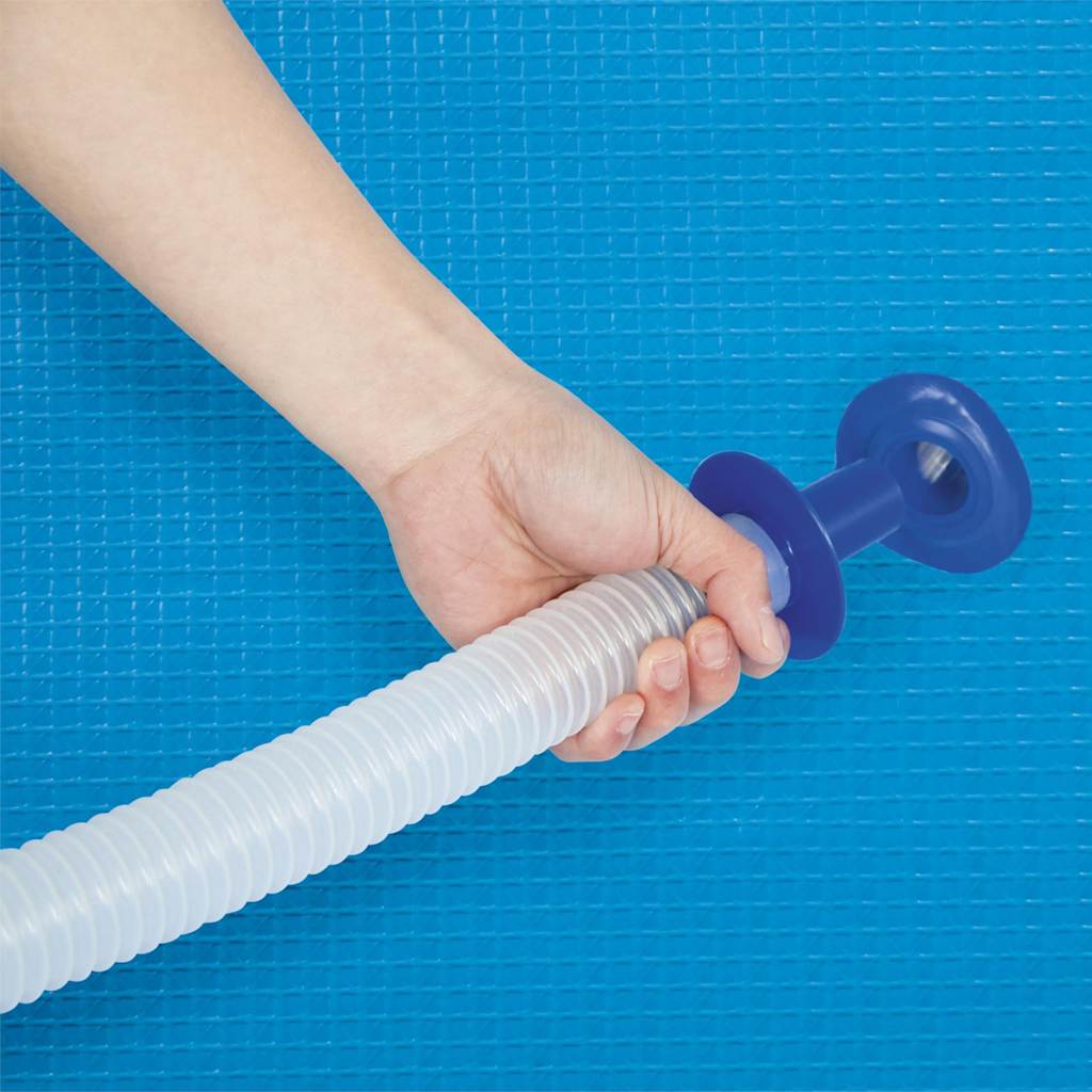 Detail van de lichtgewicht slang van de Bestway Flowclear AquaClean zwembadreinigingsset.
