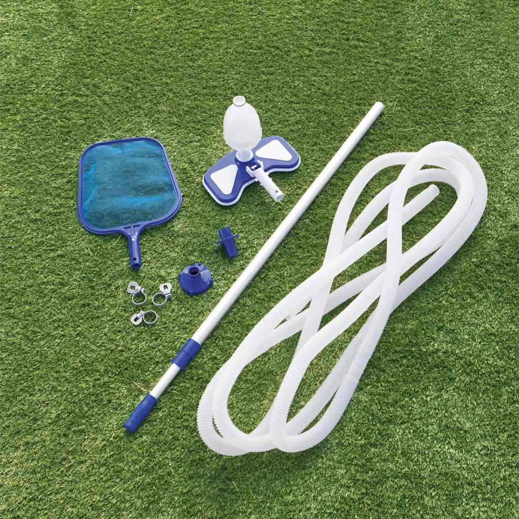 Detail van de Bestway Flowclear AquaClean zwembadreinigingsset met accessoires op gras.