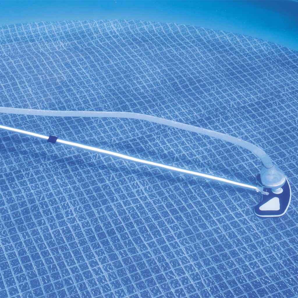 Detail van de Bestway Flowclear AquaClean zwembadreinigingsset op de bodem van een zwembad.