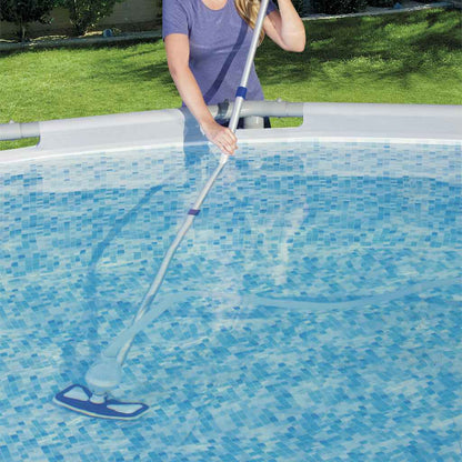 Lichtgewicht Bestway Flowclear AquaClean zwembadreinigingsset in gebruik in een bovengronds zwembad.