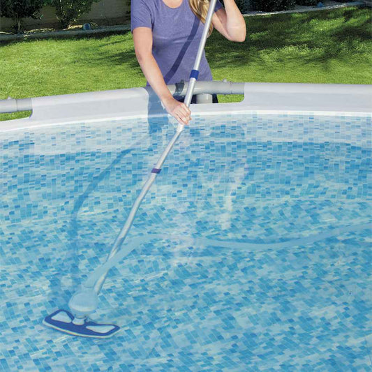 Lichtgewicht Bestway Flowclear AquaClean zwembadreinigingsset in gebruik in een bovengronds zwembad.