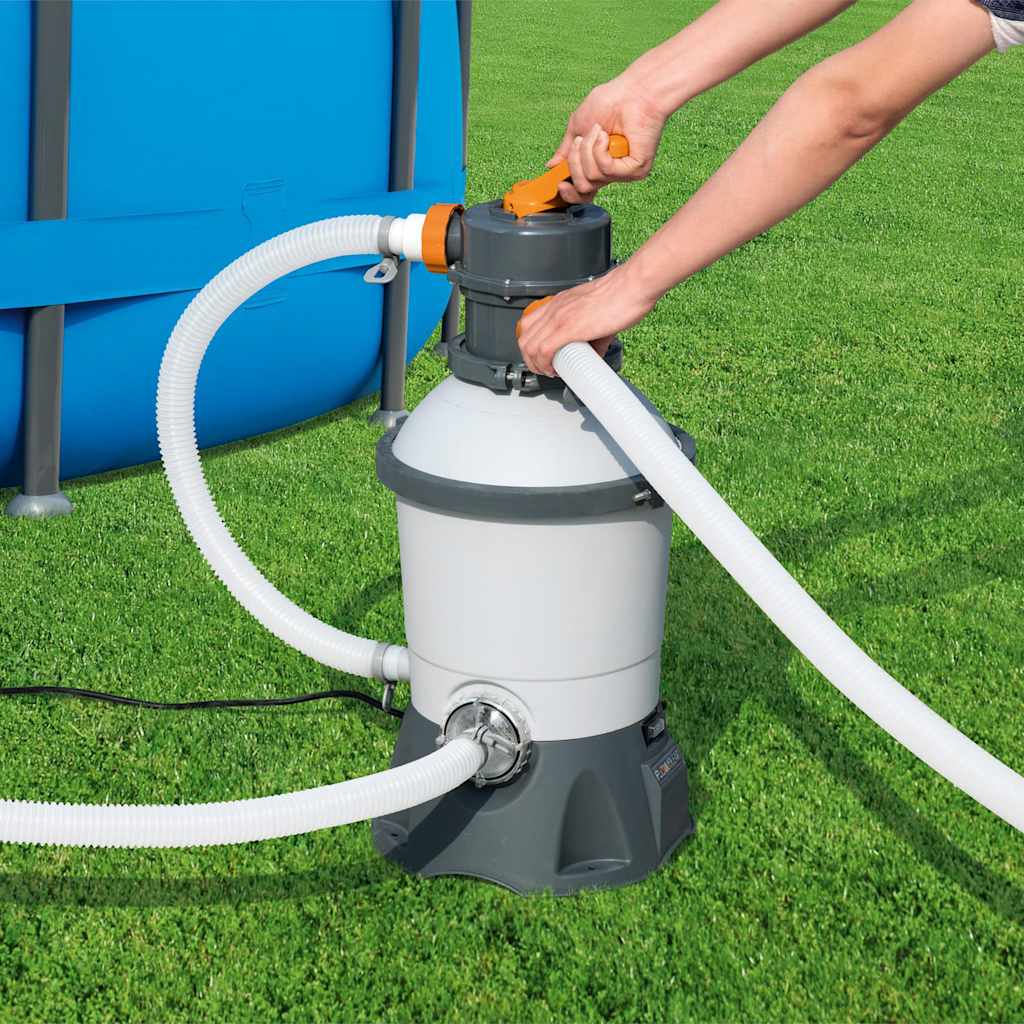Detail van de Bestway Flowclear zandfilterpomp met aangesloten slangen en bedieningsknop.