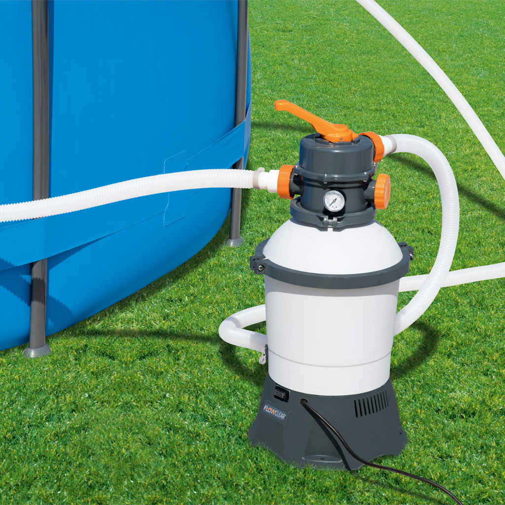 Detail van de Bestway Flowclear zandfilterpomp met slangen, aangesloten op een zwembad.