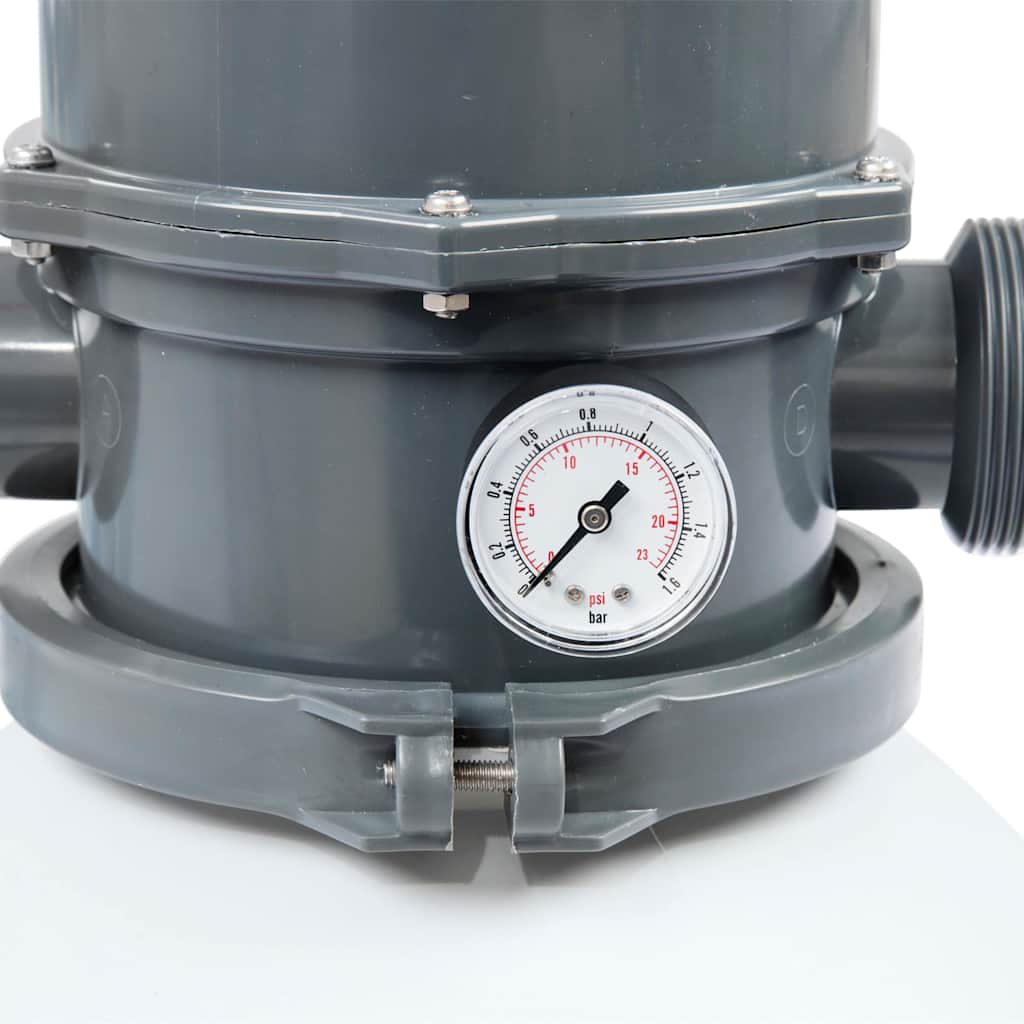 Detail van de zandfilterpomp met drukmeter van de Bestway Flowclear, grijs kunststof.
