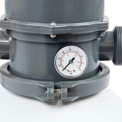 Detail van de zandfilterpomp met drukmeter van de Bestway Flowclear, grijs kunststof.