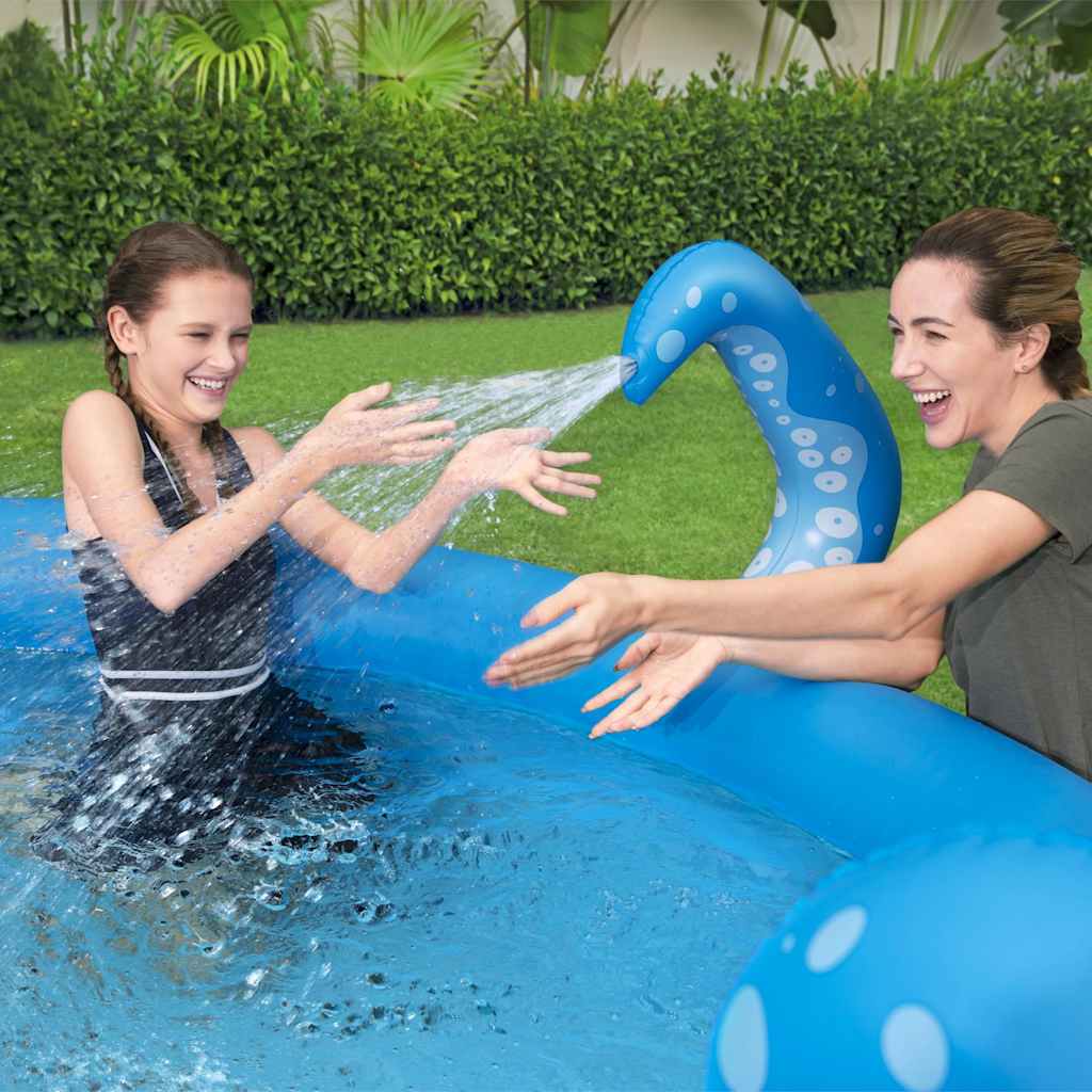 Twee vrouwen in het Bestway Easy Set OctoPool met sproeiers, genietend van waterplezier.