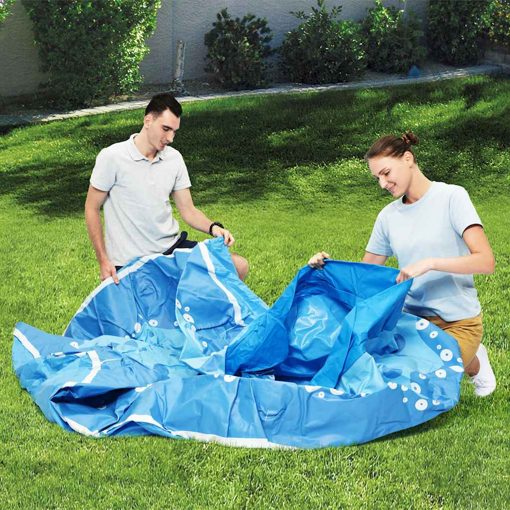 Twee personen vouwen het blauwe Bestway Easy Set OctoPool zwembad op in de tuin.