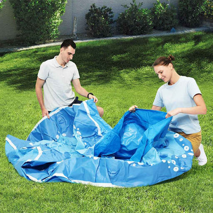 Twee personen vouwen het blauwe Bestway Easy Set OctoPool zwembad op in de tuin.
