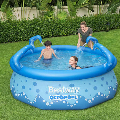 Kinderen spelen in het Bestway Easy Set OctoPool zwembad met sproeiers in de achtertuin.