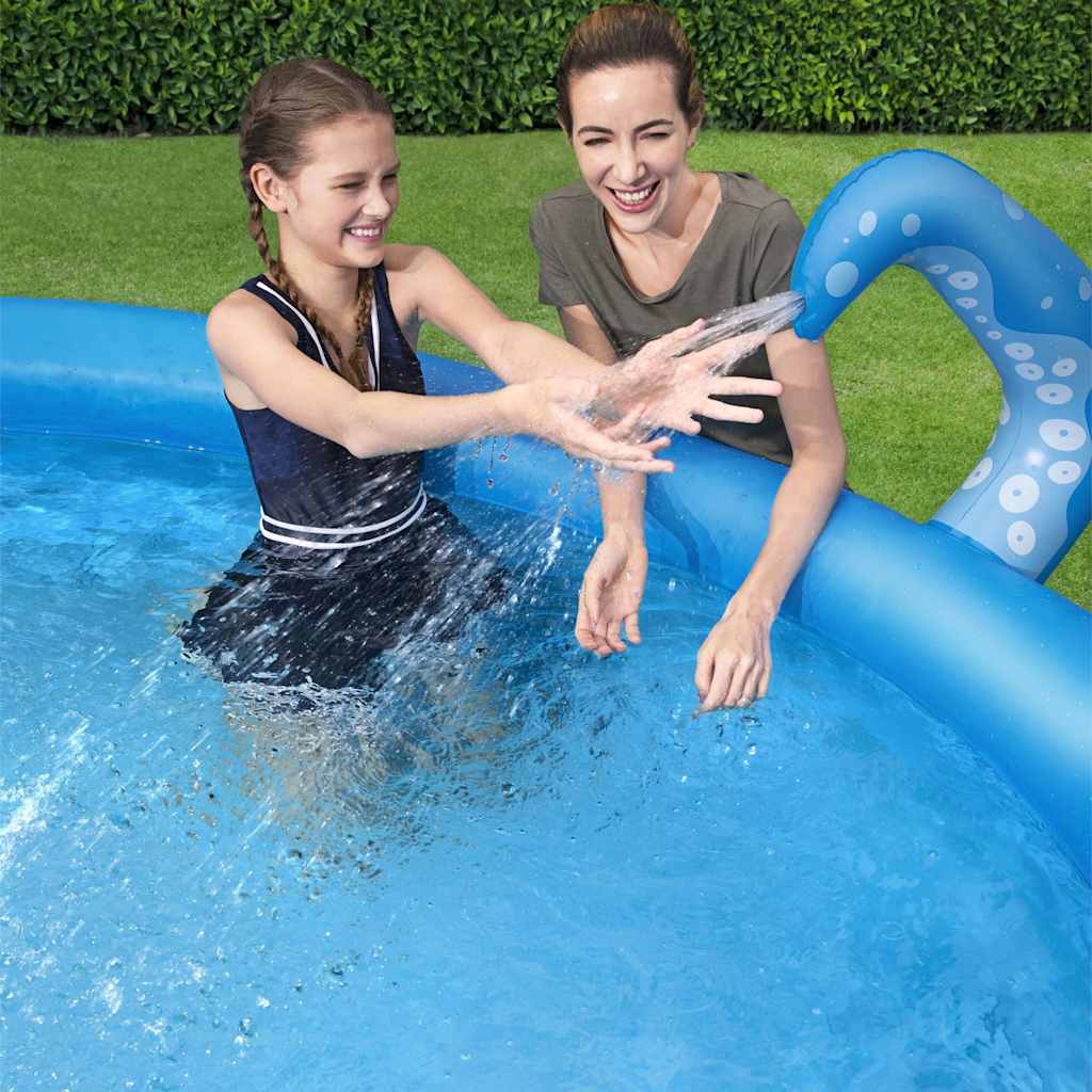 Twee meisjes spelen in het Bestway Easy Set OctoPool met sproeiers in de achtertuin.