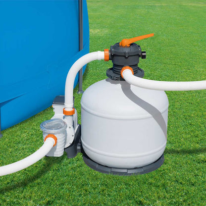 Detail van de Bestway Flowclear zandfilterpomp met slangen en timer, zijaanzicht.