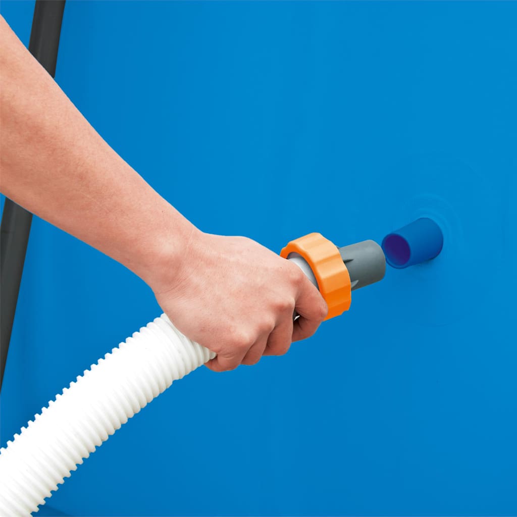 Detail van de aansluiting van de Bestway zandfilterpomp met een zwembadwand.