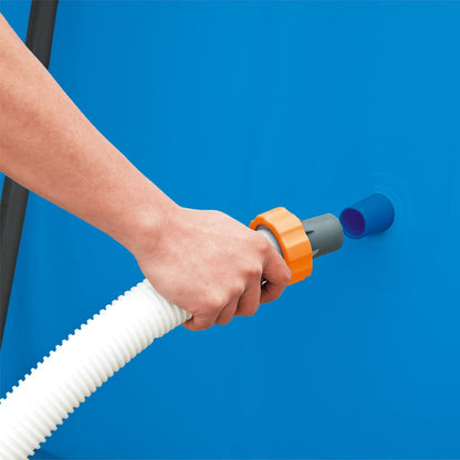 Detail van de aansluiting van de Bestway zandfilterpomp met een zwembadwand.