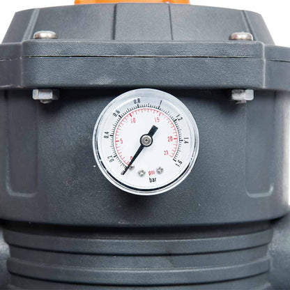 Detail van de drukmeter op de Bestway Flowclear zandfilterpomp, voor nauwkeurige controle.