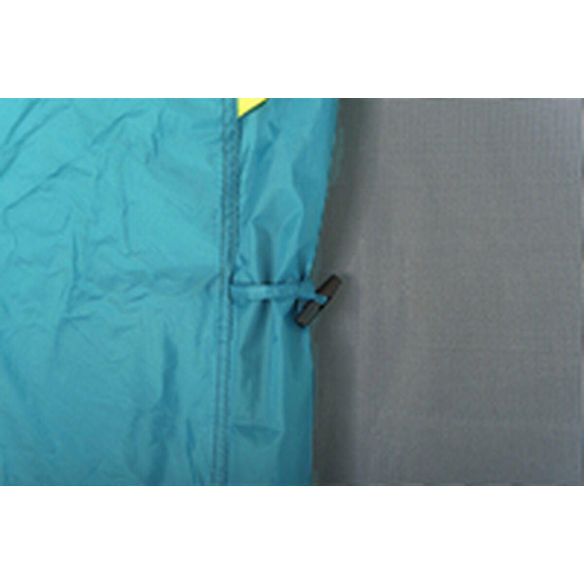 Detail van de rits en bevestigingsclip van de Bestway kampeertent in blauw.