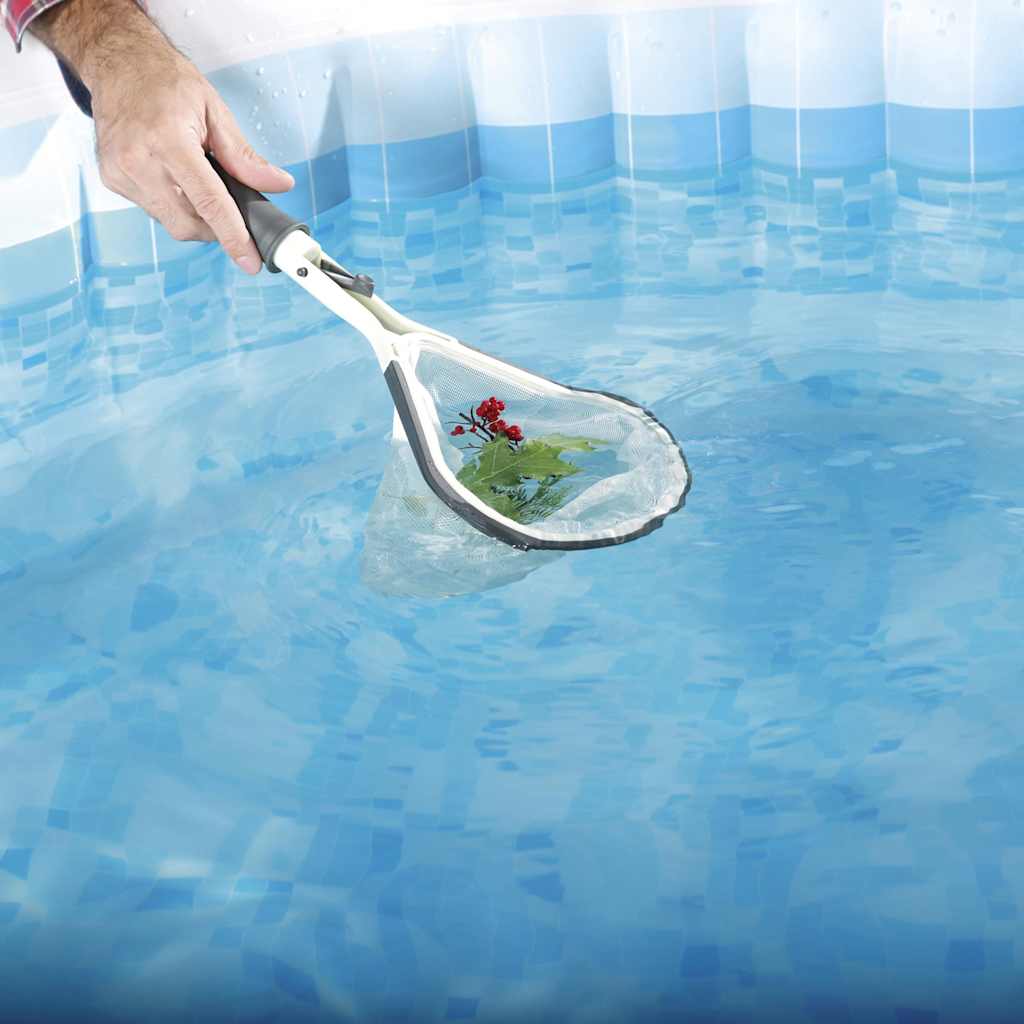 Detail van de Bestway Lay-Z-Spa schoonmaakset met net dat bladeren uit het water haalt.
