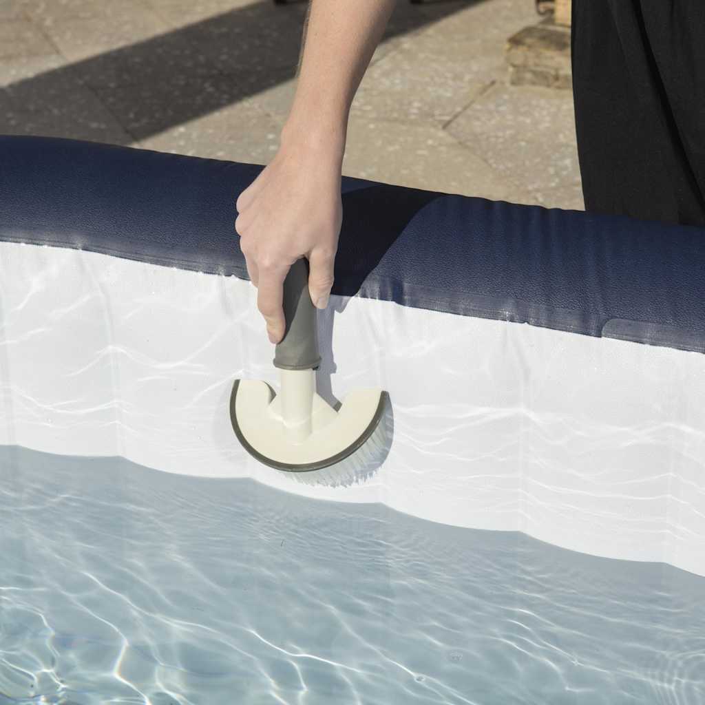 Detail van de nylon borstel in gebruik op de rand van de Lay-Z-Spa.