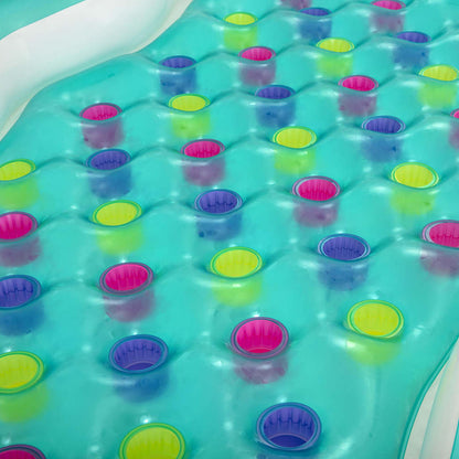 Detail van de opblaasbare lounge met kleurrijke drinkhouders in het oppervlak.